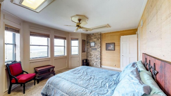 Maverick Mountaintop Retreat image 25